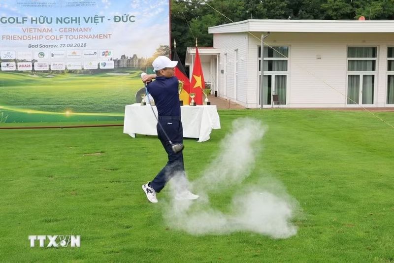 Đại sứ Nguyễn Đắc Thành phát bóng khai mạc Giải Golf Hữu nghị Việt-Đức 2026. (Ảnh: Thu Hằng/TTXVN)
