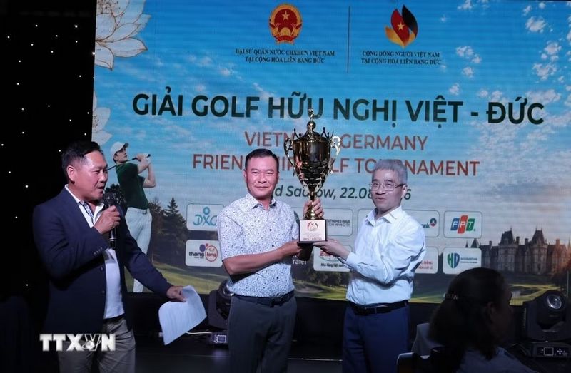 Đại sứ Nguyễn Đắc Thành trao giải Best Gross cho golfer Tạ Đình Hùng. (Ảnh: Thu Hằng/TTXVN)