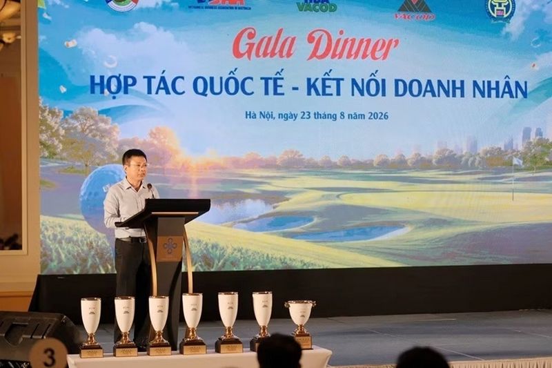 Ông Hồ Sỹ Hùng, Bí thư Đảng ủy, Chủ tịch VCCI phát biểu chúc mừng.