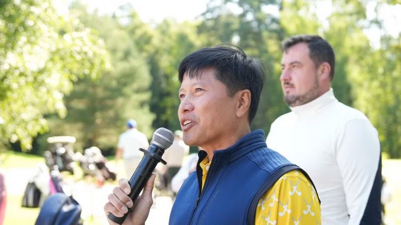 Chủ tịch Hội Golf người Việt Nam tại Liên bang Nga (VGR) Phan Tuấn Khanh chào mừng các golfer tham gia giải đấu. (Ảnh: THANH THỂ)