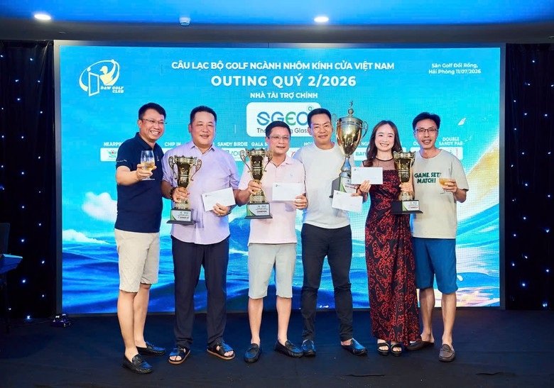Ban tổ chức trao giải cho các golfer xuất sắc nhất Outing quý II/2026.
