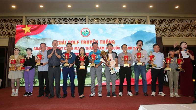 Trao giải cho các golfer