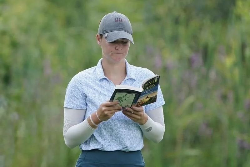 Hình ảnh Anna Redding chăm chú đọc sách trên sân từng khiến cộng đồng golf thích thú. Ảnh: @annareddinggolf.