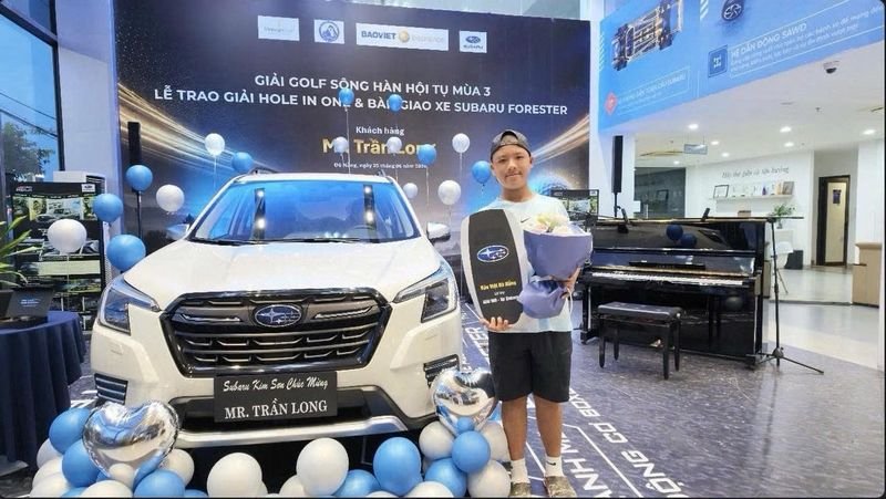 Golfer 15 tuổi Trần Long nhận giải thưởng Hole in One.