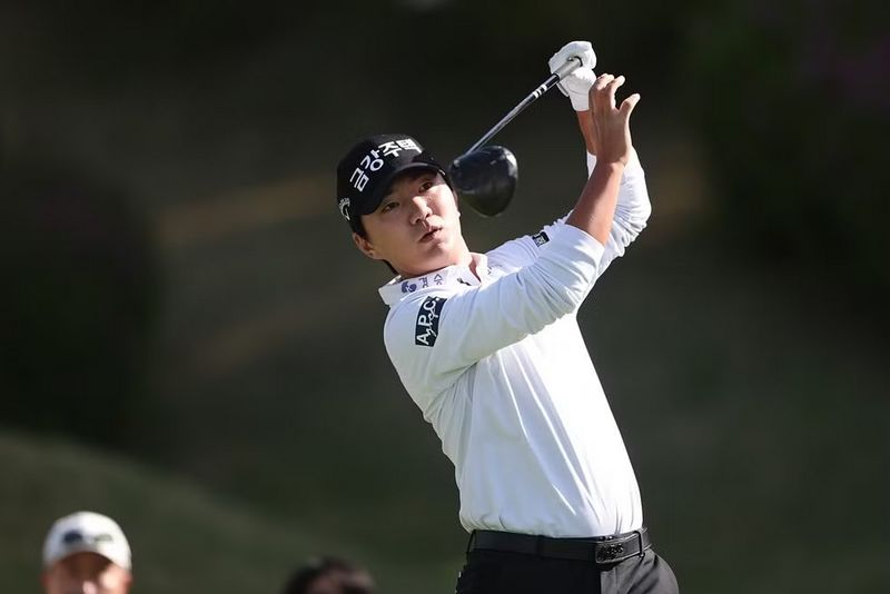Ok Tae-hoon thực hiện cú đánh phát bóng ở hố thứ 11 trong vòng hai giải KPGA Tour Woori Financial Championship tại sân Valley and Seowon Course thuộc câu lạc bộ golf Seowon Valley Country ở Paju, tỉnh Gyeonggi, vào ngày 24/4. Ảnh: KPGA