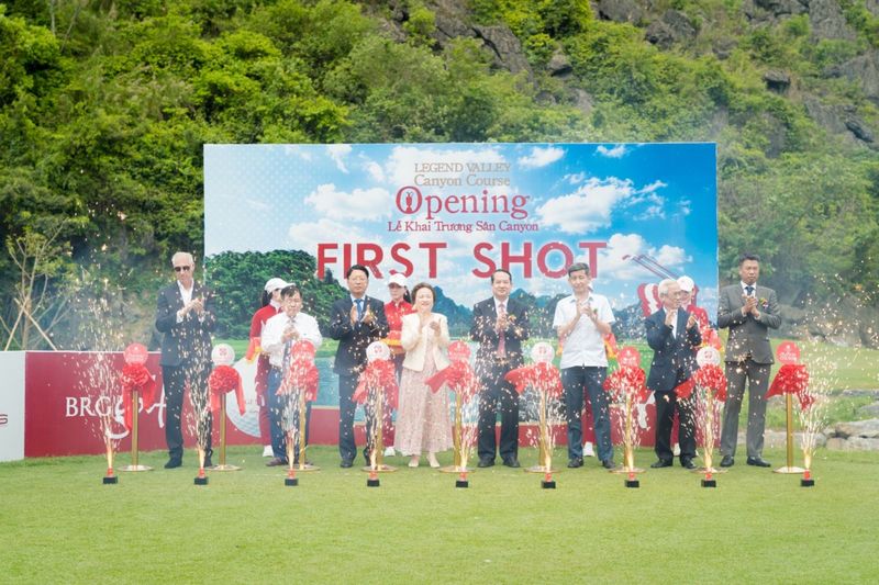 Đại biểu cắt băng khánh thành sân Canyon Course tại Legend Valley Country Club.