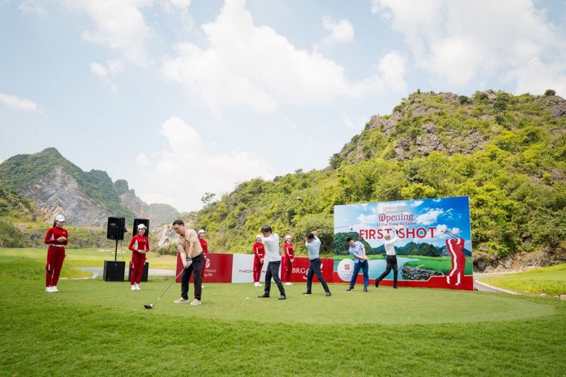 Các lãnh đạo thực hiện nghi thức First Shot khai trương sân Canyon Course tại Legend Valley Country Club.