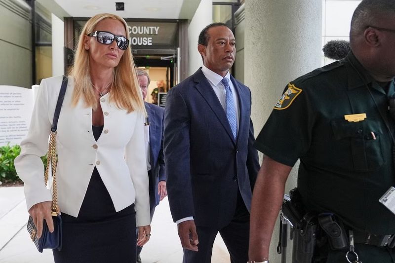 Tiger Woods đến tòa cùng bạn gái Vanessa Trump - con dâu cũ của Tổng thống Donald Trump.