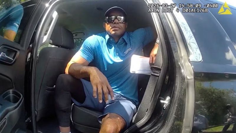 Hình ảnh từ video camera gắn trên người cảnh sát cho thấy Tiger Woods ngồi trong một chiếc xe cảnh sát sau vụ tai nạn xe hơi ở Florida ngày 27/3/2026.
