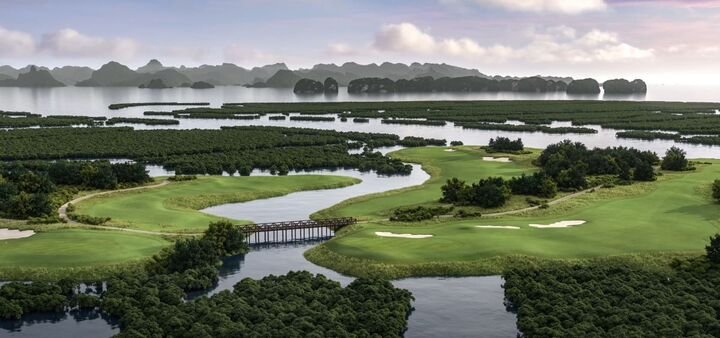 Quần thể 12 sân golf được thiết kế hướng tới tái tạo cảnh quan tự nhiên bản địa của Hạ Long.